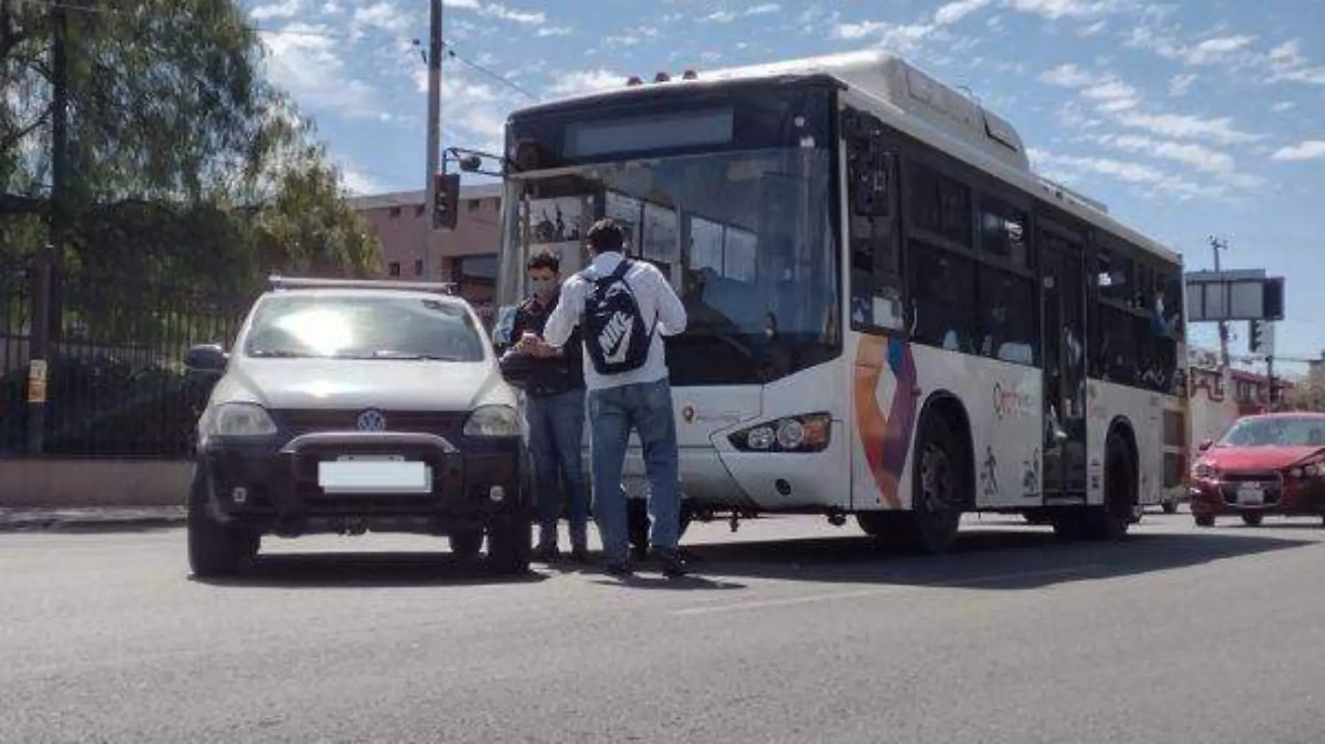 En el lugar de lo ocurrido se informó que fueron algunos ciudadanos que iban caminando por la zona los que percibieron el fétido olor y se acercaron